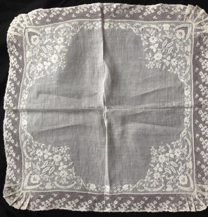 null Deux beaux mouchoirs brodés et dentelle, fin du XIXe siècle. Linon finement...