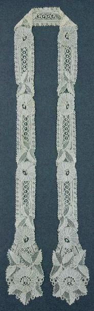null Cravate en dentelle à l'aiguille, Bruxelles, vers 1880 au vigoureux dessin de...