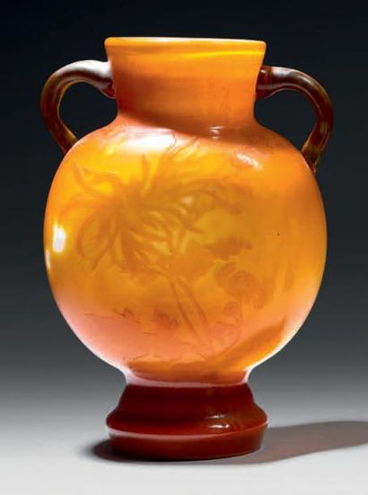 GALLÉ Émile (1846 - 1904) Grand vase ovoïde sur piédouche et col légèrement évasé....