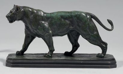 DELABRIERE Édouard Paul (1829 - 1912) Lionne marchant
Épreuve en bronze à patine...