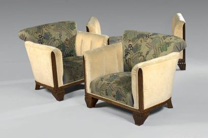 TRAVAIL FRANÇAIS 1930 Paire de fauteuils et une banquette en noyer sculpté de filets,...