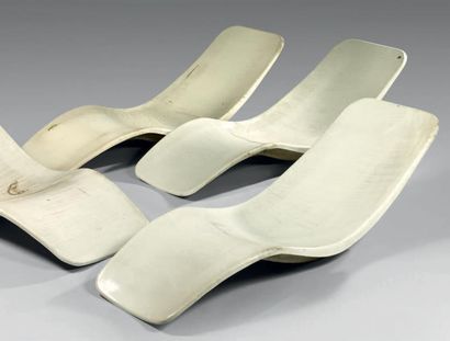 ZUBLENA Charles (1910 - ?) Suite de quatre chaises longues «Eurolax» en fibre de...