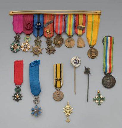 null Ensemble de 14 croix et médailles miniatures dont 8 belges sur une grande brochette;...