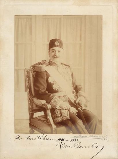 null Photo du Prince Samad Khan Momtaz os-Saltaneh en grand uniforme, dédicacée:...