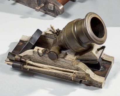 null Obusier ou mortier en bronze du XVIIIe, curieux affût en bois plaqué d'os marin...