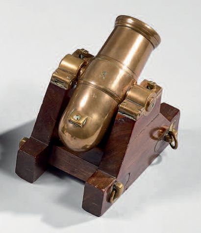 null Petit mortier anglais vers 1845, tube en bronze poinçonné: “V R” couronné; affût...