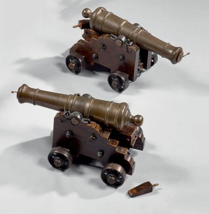 null Paire de canons de rempart, tubes en bronze; affûts en bois avec roulettes en...