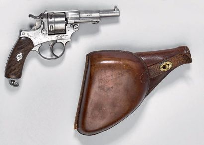 null Revolver d'ordonnance modèle 1873, canon daté: “S 1877” et numéroté: “G 49438”,...