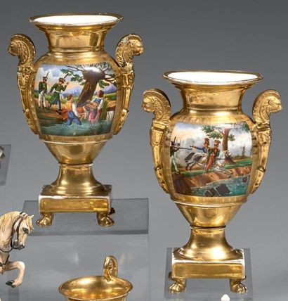 null Paire de vases en porcelaine de Paris, dorés, anses à têtes de lion stylisés;...