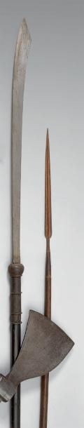null Arme d'hast asiatique (Chine), long fer en forme de sabre de type cimeterre,...