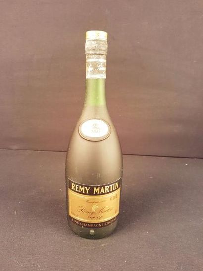 null 12 bouteilles 
COGNAC 
"Fine Champagne", Rémy Martin 
VSOP 

