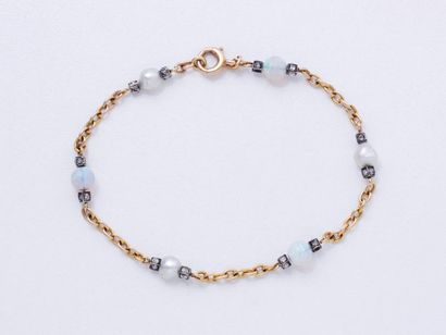 null Charmant bracelet en or 750 millièmes, maille forçat, décoré de perles d’opale...