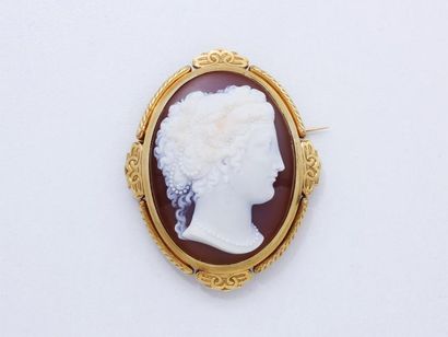 null Broche pendentif en or 750 millièmes ornée d’un beau camée agate 2 couches représentant...