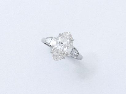 null Bague marquise en platine 850 millièmes ornée d’un diamant navette de taille...