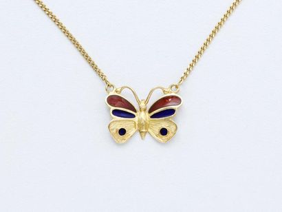 null Collier pendentif en or 750 millièmes décoré d’un papillon partiellement émaillé....