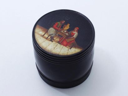 null Boîte à thé circulaire en bois recouvert de papier mâché, à décor polychrome...