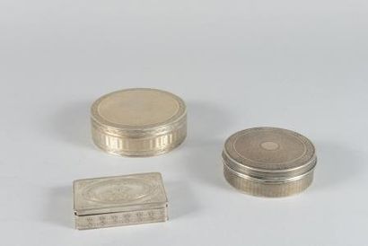 null Lot en argent de 2 boîtes rondes guillochées (950°/°°) et une rectangulaire...