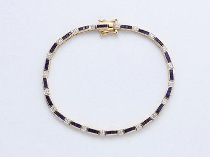 null Bracelet ligne en or 750 millièmes, composé de maillons articulés habillés de...