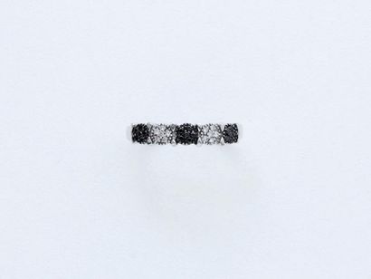 null Bague en or gris 750 millièmes, ornée de petits motifs ronds pavés de diamants...