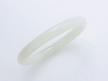 null Bracelet jonc rigide en jade néphrite.
Poids : 44.30 g. Diam : 6.5 cm.