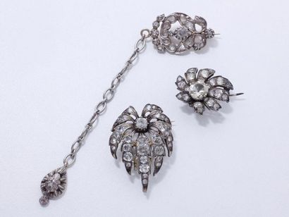 null Broche en argent 800 millièmes doublé or 750 millièmes à décor feuillagé, habillée...