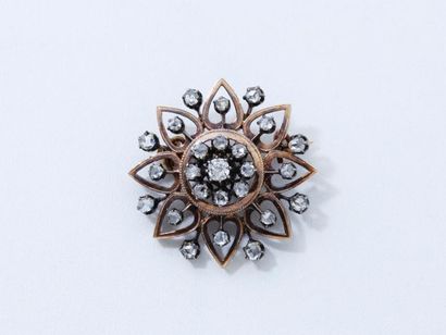 null Broche fleur en or 750 et argent 800 millièmes à décor ajouré, le pistil et...