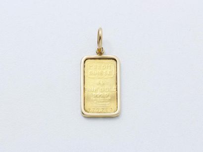 null Pendentif retenant une plaque en or 999,9 millièmes. Il est accompagné d'un...