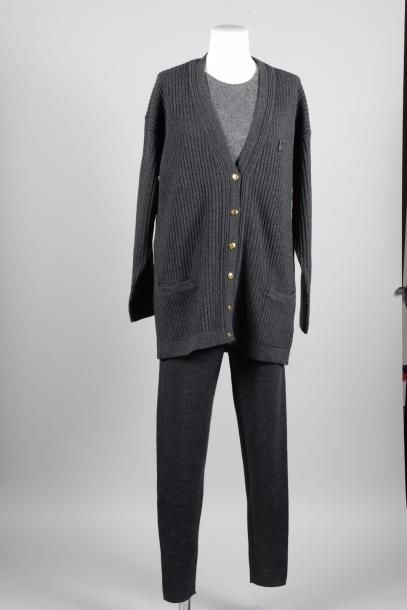 null CLASSICO, ESCADA

Ensemble chiné gris composé d'une veste côtelée en lainage,...
