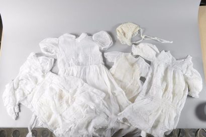 null Anonyme 

Lot de robes en linon et dentelle blanc certaines avec un fond, nous...
