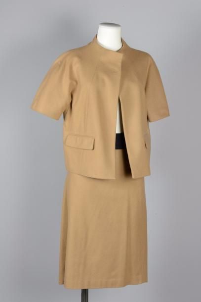 null DKNY

Tailleur en lainage beige composé d'une veste à petit col droit, simple...