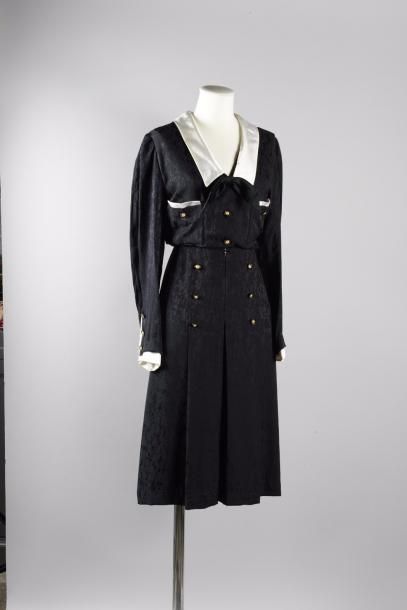 null Anonyme

Robe dans le style Chanel en soie façonnée noire, buste à col châle...