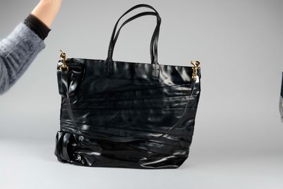 null VALENTINO

Important sac cabas 46 cm en vinyl noir, orné d'un noeud, fermeture...