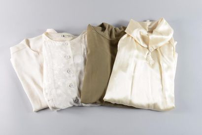 null LANVIN circa 1980 

Lot de quatre blouses en soie, trois écru, une kaki. T....