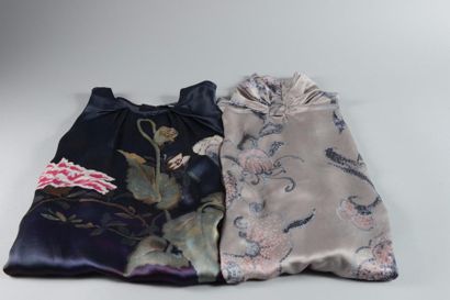 null Giorgio ARMANI

Lot de deux blouses en satin de soie imprimée d'un motif floral,...