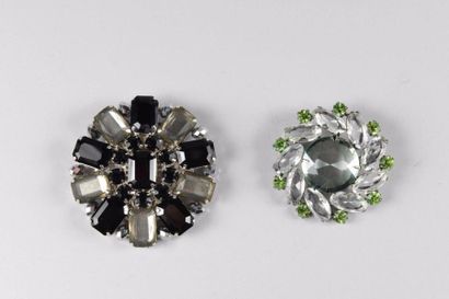 null Anonyme

Lot de deux broches circulaires en métal argenté serti de strass m...