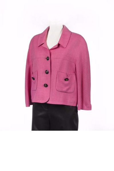 null CHANEL Boutique

Veste courte en tweed rose vif à col cranté, simple boutonnage...