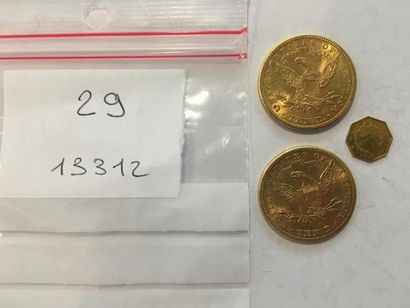 null Lot de 3 pièces en or comprenant:
- 2 pièces de 10 dollars or datées 1886 et...