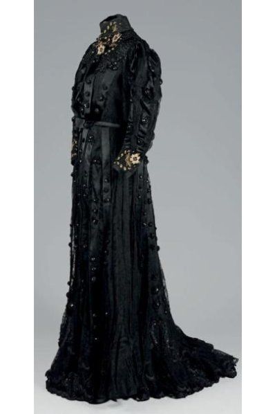 Robe de réception, vers 1905. Satin noir...