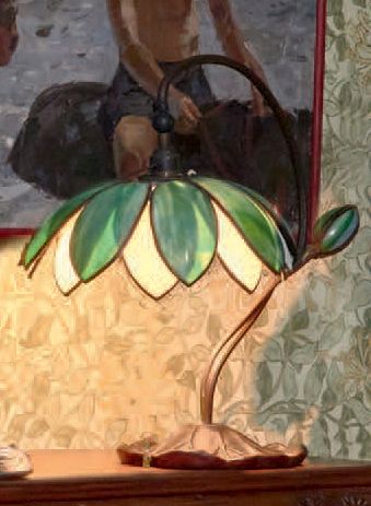 HANDEL (C°), ÉCOLE AMÉRICAINE, CIRCA 1900 Lampe en bronze patiné avec abat-jour en...