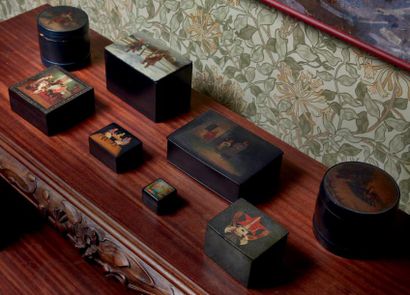 RUSSIE, LOUKOUTINE, XIXÈME-XXÈME SIÈCLE Ensemble de huit boîtes en laque peinte dont...