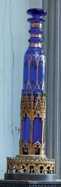null FLACON À MÉLISSE en verre bleu du XIXème siècle
Décor de lambrequins dorés,...