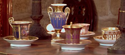 PARIS, XIXème siècle Quatre tasses et leur sous-tasse en porcelaine à décor polychromes...