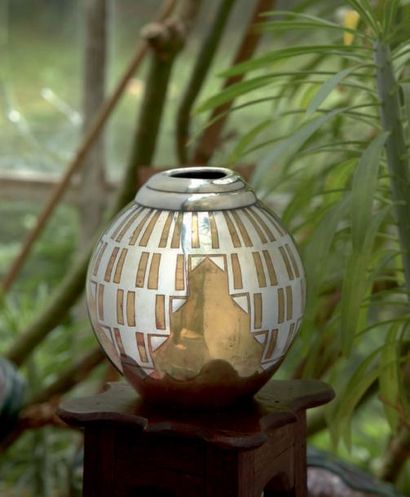 CHRISTOFLE Vase, potentiellement conçue par Luc Lanel, circa 1925
En dinanderie,...