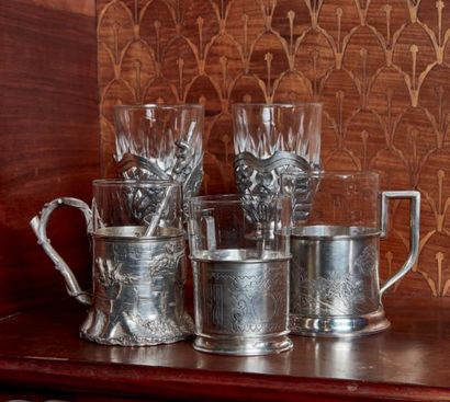 null ENSEMBLE DE TROIS PORTE-TASSES EN ARGENT
Par divers orfèvres, Moscou et Saint-Pétersbourg,...