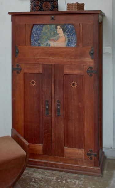 Henri RAPIN (1873-1939) Cabinet en chêne, ouvrant à un abattant peint d'une femme...