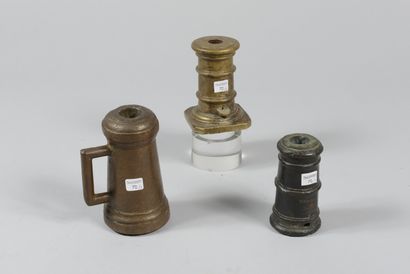 null Trois pots à feu verticaux en bronze, l'un avec une poignée ; calibre 27 mm,...