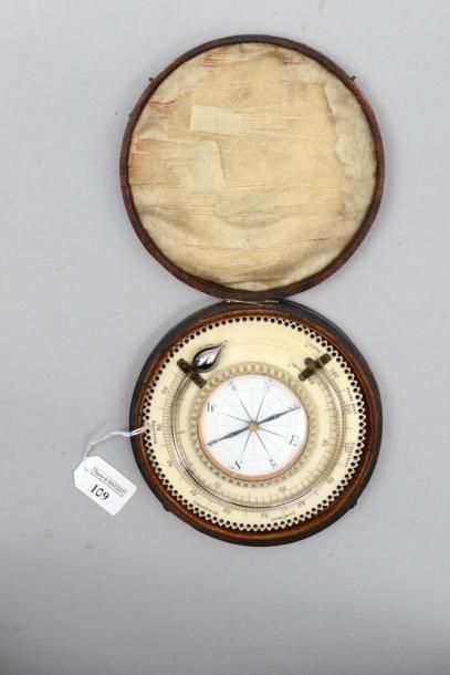 null Boussole et thermomètre de campagne ronds, entièrement en ivoire gravé, pourtour...