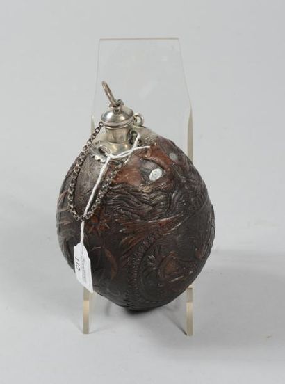 null Jolie gourde en noix de coco entièrement sculptée de trophées d'armes, de chasse,...
