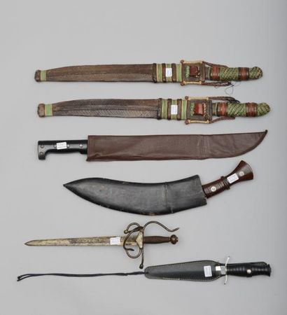 null Six armes blanches diverses : un kukri népalais ; un grand couteau de brousse ;...