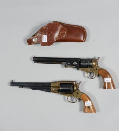 null Deux répliques italiennes de revolver : un Colt Navy modèle 1861 calibre 36...